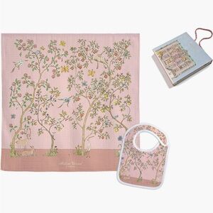 ATELIER CHOUX
In Bloom Pink Bib &
Swaddle Set